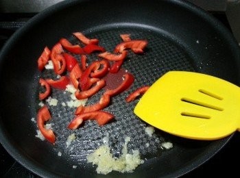 step5: 加長紅椒爆香