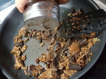 step8: 落少許黑椒粉粉勻