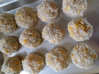 step3: 開鍋用小火，下半飯碗油小心半煎炸方式，把蝦球炸至金黃，便可撈起享用啦！