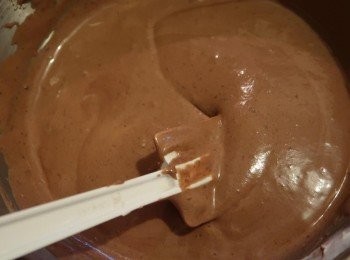 step5: 將步驟三與四的成品做結合，打發蛋白分次加入拌勻，兩者質地不盡相同，故分次拌入這個動作很重要。完成的麵糊即可準備入模。