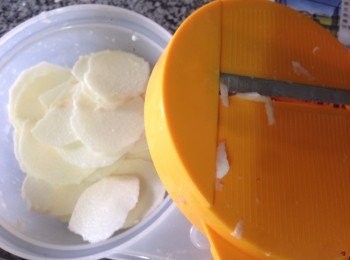 step1: 先將慈菇洗淨去皮並用刨刀刨成一片片薄片