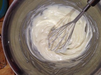 step4: 忌廉芝士與幼砂糖隔熱水加熱攪拌至糖融無顆幼滑狀。