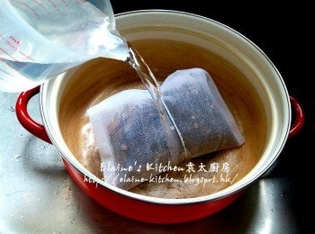 step3: 桑寄生放入魚袋內索緊 , 再放入煲內加入3500ml水 , 用中火先煲15分鐘