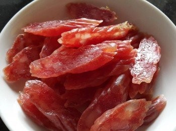 step3: 臘腸，用熱水浸軟後，切片備用