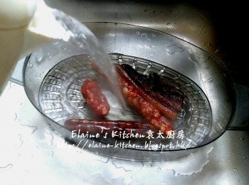 step5: 將臘肉 , 臘腸 , 潤腸沖一沖熱水備用 , 白米用水沖一沖洗及瀝乾
