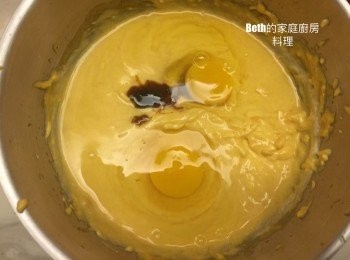 step5: 加入雞蛋、香草精拌勻