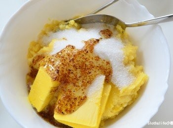 step2: 煮好的綠豆仁趁熱拌入白砂糖、桂花蜜、奶油攪拌均勻