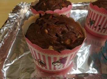 step5: 把拌好的材料放在杯子蛋糕內，八成滿，讓蛋糕有膨漲的空間。然後，用力地把杯子蛋糕打落枱面，迫出空氣。