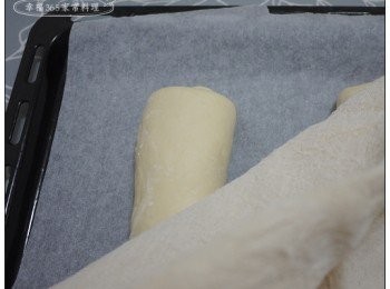 step5: 完成4個麵團之後，蓋上發酵布，進行第二次發酵約1小時。
