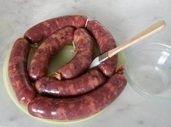 step7: 用毛掃在腸衣上掃上高粮酒已便殺菌同增加香氣.