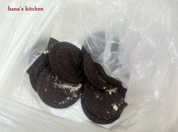 step1: 先把紙模鋪好,餅乾放進塑膠袋中用桿麵棍壓碎,奶油乳酪放進微波爐讓它軟化,
吉利丁粉倒入45ml水中放置10-15分鐘（不可將水倒入吉利丁粉,這樣會散不開）