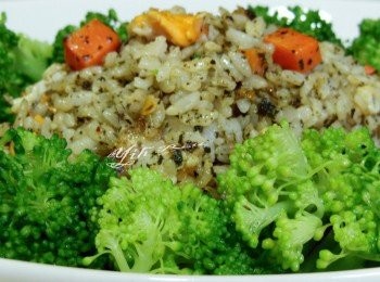 step1: 青花菜水煮熟撈起泡冰水瀝乾 紅蘿蔔切丁