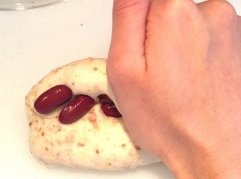 step8: 08\ 一隻手把麵圑往下摺，用另一手掌把中間封口逐步壓緊。