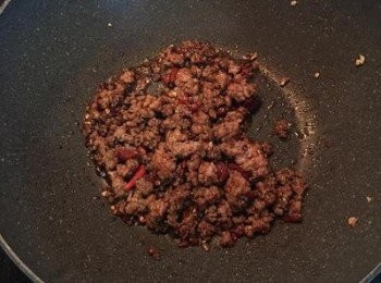 step5: 接著用醬油和糖將絞肉炒上色；
