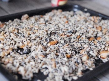 step4: 將所有材料倒入烤盤內，平均鋪好，放入已預熱150度焗爐，焗15分鐘，然後拿出烤盤，將燕麥片拌勻一下，再放回焗爐多焗15 分鐘即可