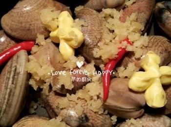 step4: 置花甲於平底鑊中, 加入牛油, 蒜頭及指天椒