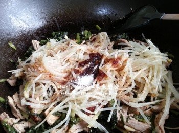 step10: 加入燒鴨及贊少許酒拌勻 , 最後加入銀芽 , <span class="group_2">調味料</span>拌勻