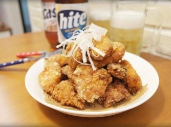 step9: 上面放一些蔥絲看起來有沒有很好吃^^" 醃料炸雞的特色是雞肉吸滿了辣的精華~~ 而一般韓式炸雞則是炸後裹上辣椒醬...兩種的口感很不一樣呢!!!