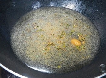 step1: 水約1000c.c.，只放一包泡麵的調味包喔!!!