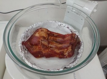 step4: 將骨放在舖上牛油紙的焗碟上， 骨向上