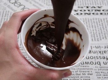 step1: 將奶油與巧克力融化（可用隔水加熱或微波）