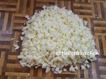 step1: 慈菇去皮，拍扁，切粒