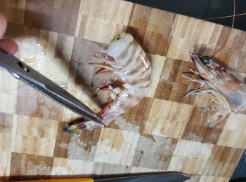 step1: 大蝦剪去頭部,再搣去穀,保留尾部份的殼