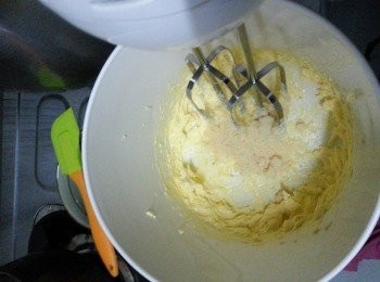 step2: 牛油先打勻，再分次加入糖搞拌勻