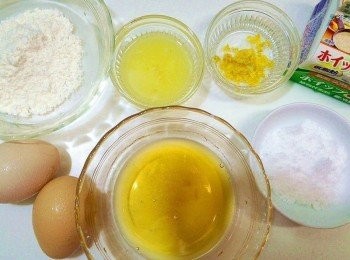 step1: 將乳酪起司用微波爐500w1分30秒加熱讓它軟化, 馬芬模紙型鋪好,烤箱170度預熱