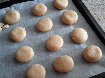 step4: 分成小份，搓圓，放在烘焙紙上