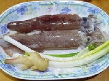 step1: 小卷洗淨，去除裡面的肝臟，擦乾外面的水分，鹽巴塗抹在小卷裡面（如果塗抹外面容易破損外皮影響美觀）。
