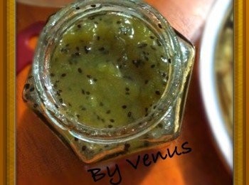 step2: 煮好的果酱装进玻璃罐子保存