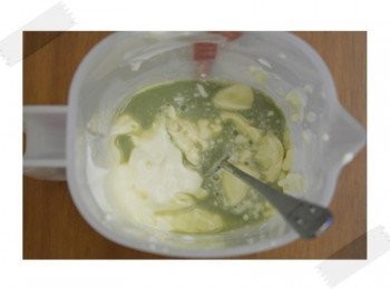 step6: 攪拌完的抹茶煉乳倒入挺硬鮮奶油中~~~ 混和均勻!!!