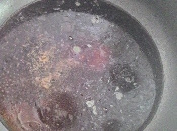 step2: 起油鍋~倒入所有的調味料(醬油,糖,白胡椒粉,水)煮滾