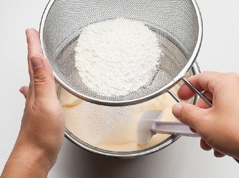 step4: 將已事先過篩的粉類一邊再次過篩一邊加入
