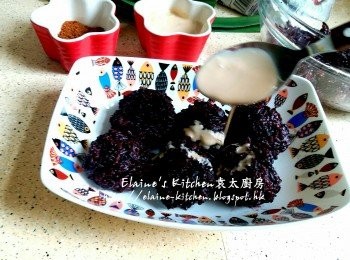 step12: 將黑糯米搓成飯糰形狀後放上碟 ,  淋上椰糖汁即可