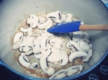 step4: 接著同鍋炒蘑菇~~~