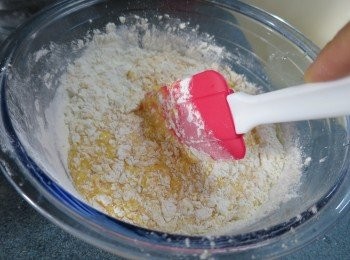 step14: 將已經篩入的底筋粉用刮刀拌勻至沒有白色粉粒