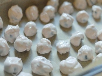 step3: 放在烘焙紙上，然後放入冰箱（冷涷庫）冷藏最少一小時或完全變硬即成！