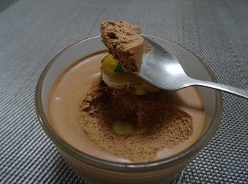 step12: 呢款慕絲完全不用魚膠成份， 香滑無比，而且糖份減半, 微微苦澀的黑朱古力獨特味道配埋香蕉滋味一流， 如果你愛食黑朱古力， 好值得一試。