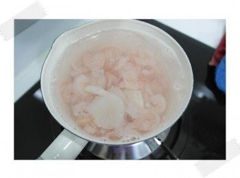 step1: 鮮仁跟干貝先川燙在下鍋去炒!!