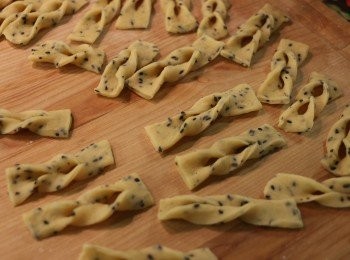 step10: 如此類堆地把所有長麵條切、穿過去。