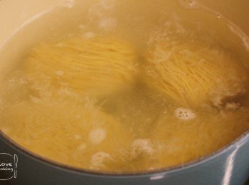 step2: 麵餅用滾水略煮, 用筷子揚散就撈起(不需煮熟)