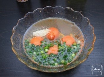 step2: 將雞蛋, 蔥花, 蒜鹽, 麻油倒進碗內混合好