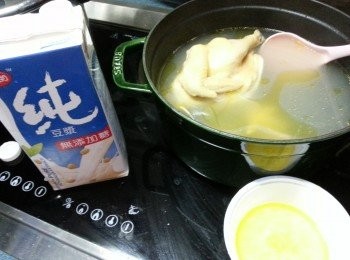 step3: 煮1小時待雞及火腿出味後，(筆)起浮面的雞油不要,加入豆漿再用慢火煮半小時。(加入豆漿後開蓋,小心會滾瀉)