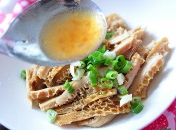 step8: 切成細長片灑上蔥花，再淋上滷汁湯頭就能享用囉!