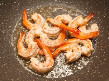 step3: 接著起油鍋，先將蝦仁下鍋炒至約5分熟後起鍋備用。