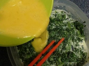 step6: 倒入雞蛋液撈勻，再加入少許鹽調味