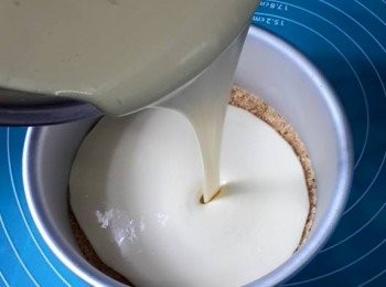 step13: 由雪櫃拎出餅底，將榴槤芝士漿沿高处倒落蛋糕模