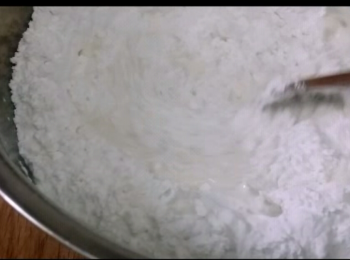 step5: 預備粘米粉。加入500克室溫水拌勻備用。
Prepare rice flour.  Pour in 500g water and mix well.